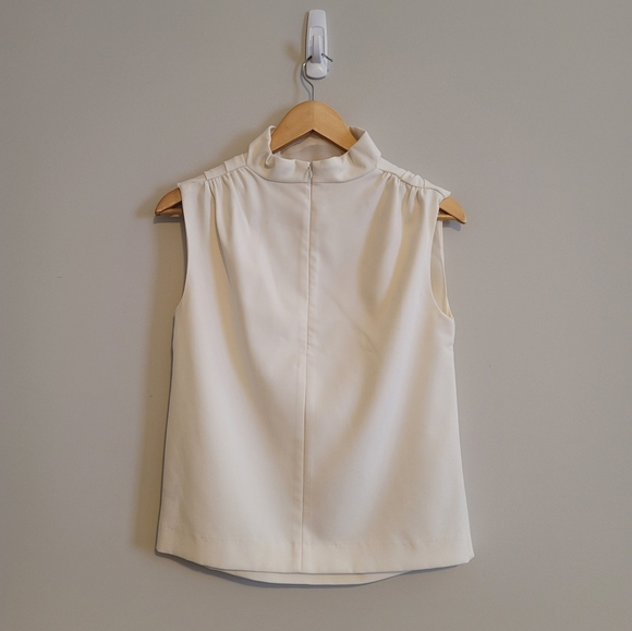 White sleeveless top - Picture 2 of 4